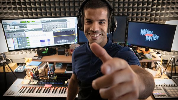 Radouane Abassi matematik formüllerini rap söyleyerek öğretiyor Radouane Abassi matematik formüllerini rap söyleyerek öğretiyor