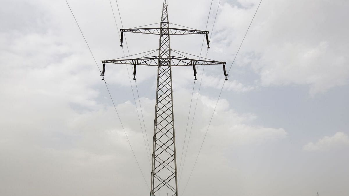 پس از تخریب کابل‌های برق وارداتی؛ یک سوم افغانستان در خاموشی فرو رفت