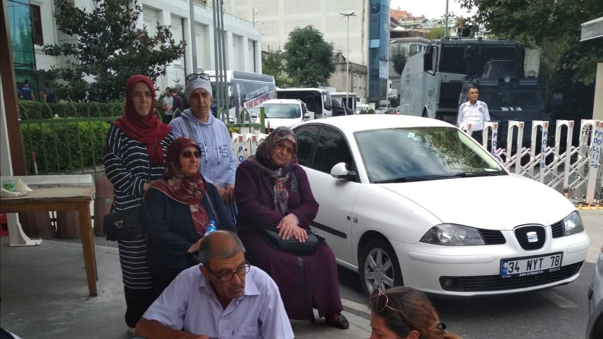 Tutuklu askeri öğrencilerin anneleri AK Parti İstanbul binası önünde oturma eylemi başlattı