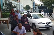 Tutuklu askeri öğrencilerin anneleri AK Parti İstanbul binası önünde oturma eylemi başlattı