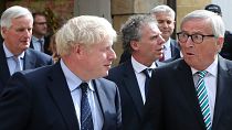 بوريس جونسون رئيس الحكومة البريطانية وجان كلود يونكر رئيس المفوضية الأوروبية