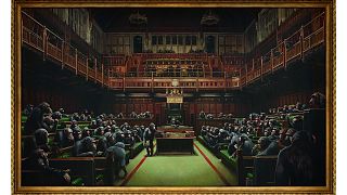 El "Parlamento Involucionado" de los chimpancés de Banksy se subastará antes del día de Brexit
