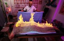 Un masseur égyptien joue avec le feu pour soulager ses patients