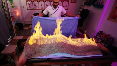 ماساژور مصری با «حوله آتشین» دردهای عضلانی را تسکین می‌دهد