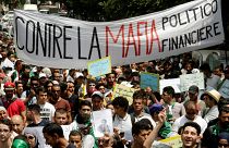 جزائريون يتظاهرون ضد النخبة الحاكمة