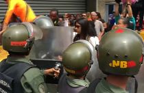 شاهد: رصاص بالهواء وضرب نساء خلال مظاهرة للمعلمين في فنزويلا احتجاجاً على الأجور