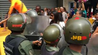 شاهد: رصاص بالهواء وضرب نساء خلال مظاهرة للمعلمين في فنزويلا احتجاجاً على الأجور