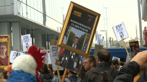 Abgehängter Macron: Richter in Lyon hält Klima-Proteste für "legitim" Abgehängter Macron: Richter in Lyon hält Klima-Proteste für "legitim"