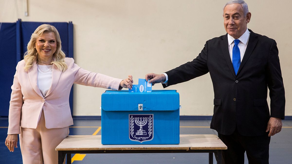 Le Premier ministre israélien Benjamin Netanyahu et son épouse Sara votent lors des élections législatives israéliennes dans un bureau de vote à Jérusalem le 17 septembre 201