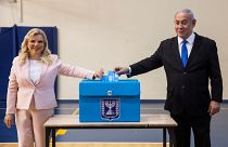 Le Premier ministre israélien Benjamin Netanyahu et son épouse Sara votent lors des élections législatives israéliennes dans un bureau de vote à Jérusalem le 17 septembre 201