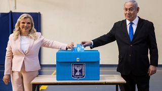 Le Premier ministre israélien Benjamin Netanyahu et son épouse Sara votent lors des élections législatives israéliennes dans un bureau de vote à Jérusalem le 17 septembre 201
