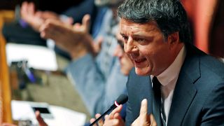 Ιταλία: Αποχωρεί... παραμένοντας ο Ματέο Ρέντσι