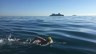 Kanser hastası kadından bir ilk: Manş Denizi'ni hiç durmadan dört kez yüzerek geçti