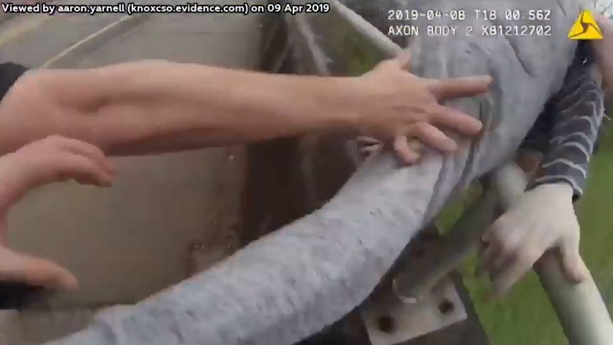 Video: Polis, köprüden atlayan kişiyi ayağından yakalayarak kurtardı