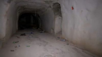 نفقٌ حفره المسلحون في بلدة خان شيخون شمال سوريا