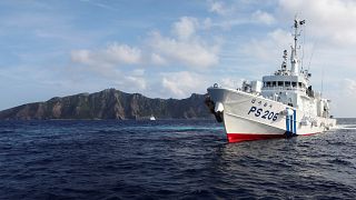 قطعة بحرية تابعة لخفر السواحل الياباني تمخر بإحدى الجزر المتنازع عليها في شرق بحر الصين