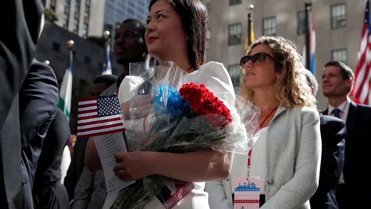 مهاجرون في نيويورك أثناء مراسم حصولهم على الجنسية الأمريكية