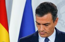 رئيس الوزراء الأسباني بالإنابة بيدرو سانشيز يعقد مؤتمراً صحفياً في قصر مونكلوا بعد اجتماعه مع الملك فيليب في مدريد