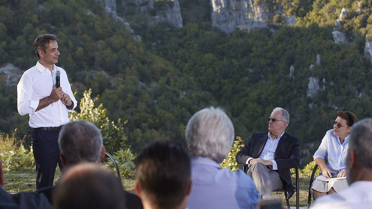 Ο πρωθυπουργός Κυριάκος Μητσοτάκης μιλάει σε κατοίκους κατά τη διάρκεια της επίσκεψής του στη Βίτσα