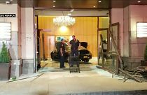 شاهد: سيارة تخترق بهو فندق ترامب بلازا في نيويورك