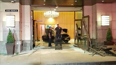 شاهد: سيارة تخترق بهو فندق ترامب بلازا في نيويورك