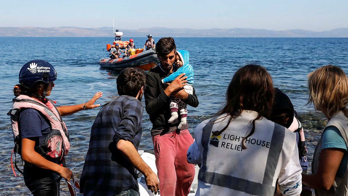 عدد من المهاجرين يصلون بحراً إلى سواحل جزيرة لسبوس اليونانية. 16/أيلول/2019