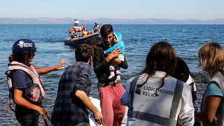 عدد من المهاجرين يصلون بحراً إلى سواحل جزيرة لسبوس اليونانية. 16/أيلول/2019