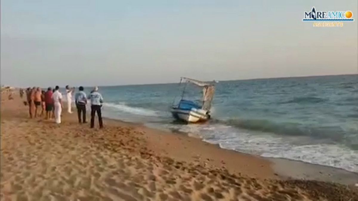 شاهد:"قارب أشباح" يصل صقيلية الإيطالية حاملاً 20 مهاجراً تونسياً