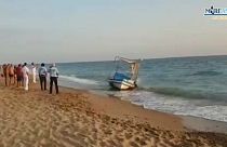 شاهد:"قارب أشباح" يصل صقيلية الإيطالية حاملاً 20 مهاجراً تونسياً