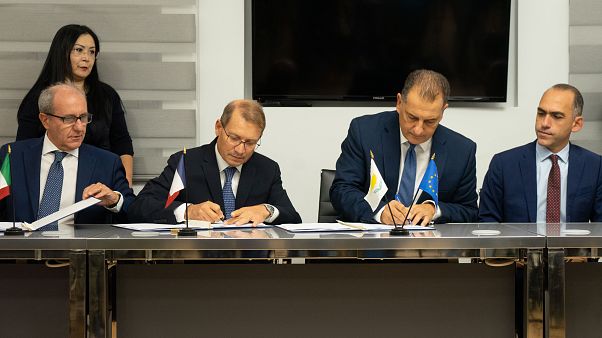 Υπουργός Ενέργειας – Υπογραφές για αδειοδότηση Τεμαχίου 7 και είσοδο Total στα Τεμάχια 2, 3, 8 και 9 Υπουργός Ενέργειας – Υπογραφές για αδειοδότηση Τεμαχίου 7 και είσοδο Total στα Τεμάχια 2, 3, 8 και 9