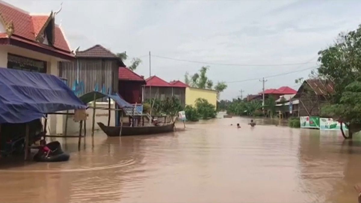 Камбоджийцы покидают дома на лодках 