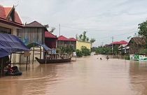 Камбоджийцы покидают дома на лодках