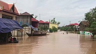 شاهد: فيضانات هائلة في كمبوديا تغمر قرىً بأكملها مخلفةً خسائر بشرية ومادية