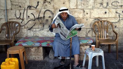 Un homme palestinien lit le journal après les élections en Israël