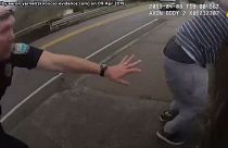 واکنش سریع پلیس آمریکا در لحظه پریدن یک جوان از پل