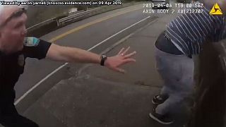 واکنش سریع پلیس آمریکا در لحظه پریدن یک جوان از پل