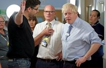 VIDEO: Il padre di una bimba malata contro la sfilata mediatica di Johnson in ospedale