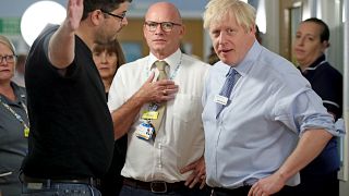 رئيس الوزراء البريطاني بوريس جونسون مع والد فتاة شابة يتم علاجها في جناح الأطفال، خلال زيارة لمستشفى جامعة ويبس كروس في ليتونستون، لندن، بريطانيا في 18 سبتمبر 2019