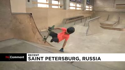 شاهد: طفل مبتور القدمين يمارس رياضة التزلج باحتراف