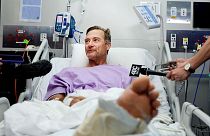 نيل باركر يتحدث إلى الصحافيين بعد تعافيه في المستشفى، بعد أن ظل يزحف في غابة أسترالية ليومين وهو جريح. 2019/09/18/ مستشفى الأميرة ألكسندرا - حقوق محفوظة