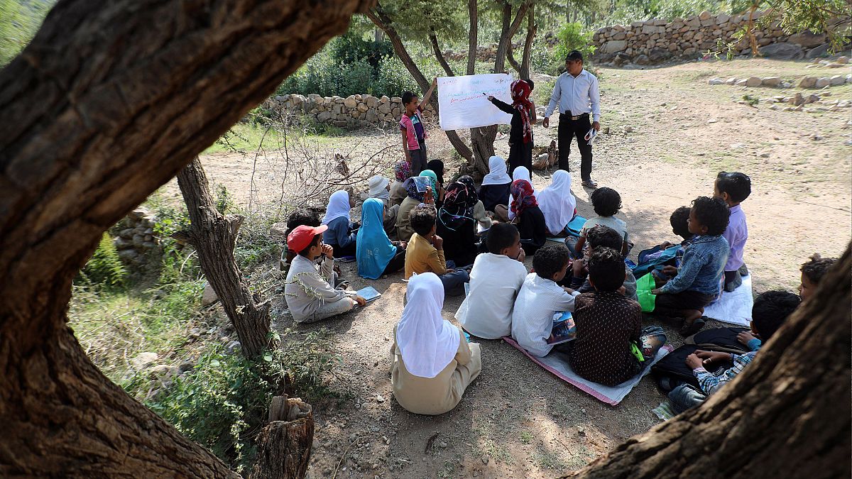 تلاميذ يمنيون في حصة مدرسية تحت شجرة في محافظة تعز 