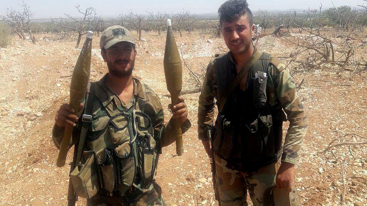 جندي من الجيش السوري يحمل أسلحة في ريف إدلب، سوريا  في 22 أغسطس 2019