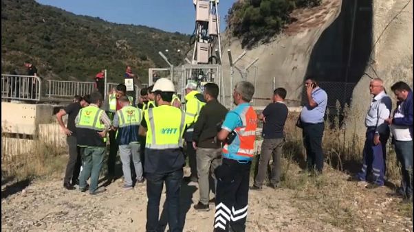 Kılavuz tren tünelde raydan çıktı, 2 makinist hayatını kaybetti Kılavuz tren tünelde raydan çıktı, 2 makinist hayatını kaybetti
