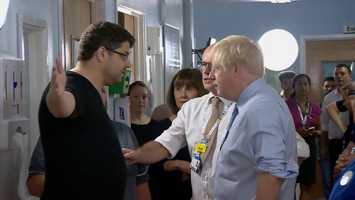 Boris Johnson ile bir hasta yakını arasındaki ilginç diyalog: Şov için buraya basınla geliyorsunuz 