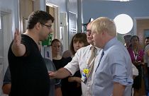 Boris Johnson ile bir hasta yakını arasındaki ilginç diyalog: Şov için buraya basınla geliyorsunuz