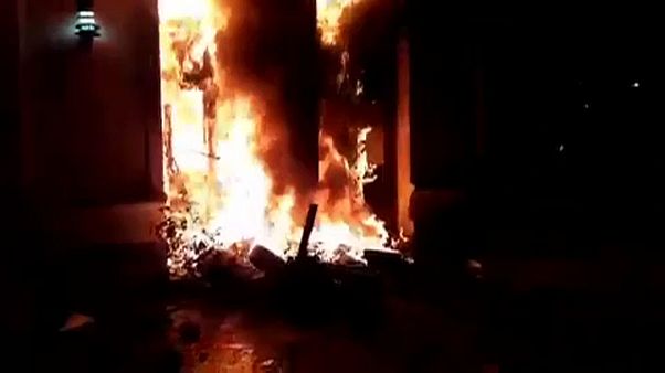 На юге Аргентины демонстранты подожгли здание местного правительства На юге Аргентины демонстранты подожгли здание местного правительства