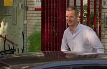 وصول السجين إيناكي أوردانغارين صهر الملك الاسباني فيليب إلى المؤسسة الدينية هوغار دون أوريون للقيام بعمل تطوعي.