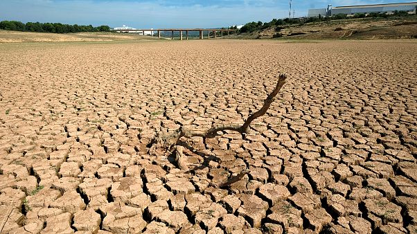 Un réservoir d'eau est asséché dans la province de Castellon en Espagne Un réservoir d'eau est asséché dans la province de Castellon en Espagne