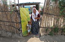 Bir vatandaş fuardan aldığı kitap ve bilim dergilerini Adana'da tarım işçilerinin çocuklarına dağıttı.