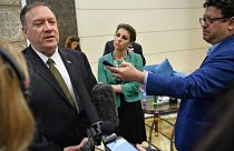 وزير خارجية الولايات المتحدة الأميركية متحدثاً إلى الصحافيين في مطار البطين في الإمارات العربية المتحدة